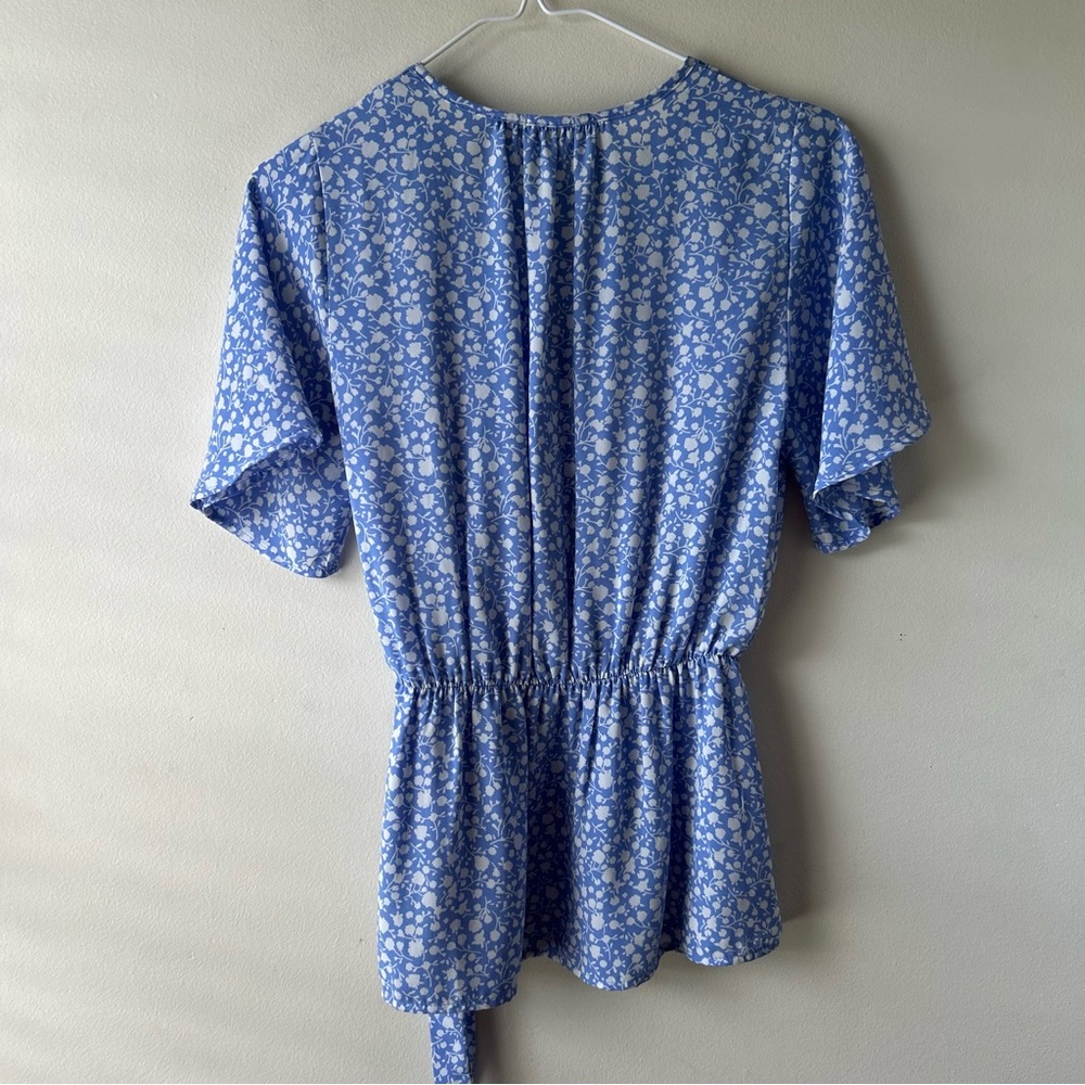 5 FOR $25 | Sienna Sky Short Sleeve Floral Blouse Floral V-Neck Blue White S - Picture 4 of 4